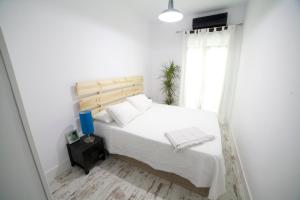 A bed or beds in a room at Apartments Madrid Las Letras