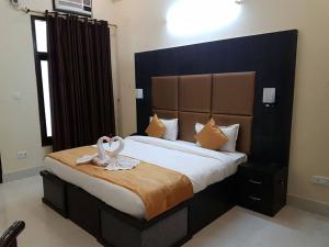 A bed or beds in a room at Taraji Resort