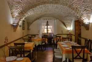 A restaurant or other place to eat at Casa Rural La Chimenea