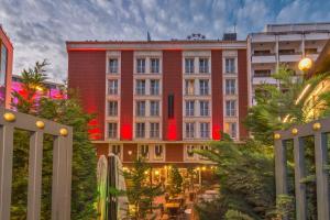 um grande edifício com tinta vermelha em Vicenza Hotel em Istambul