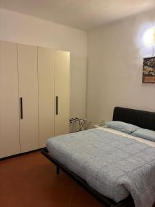a bedroom with a bed and white cabinets at Molinella Appartamento Amelia & Carlo in Molinella