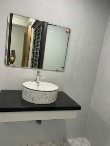 a bathroom with a sink and a mirror at Đức Quỳnh Hotel in Ninh Binh