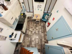 an overhead view of a kitchen and dining room in a tiny house at The Blue Nest Suite - Sanremo in Sanremo