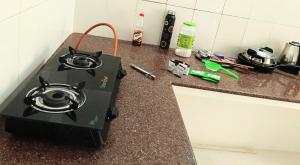 a stove on top of a kitchen counter at Chetanya Homestay in Puttaparthi