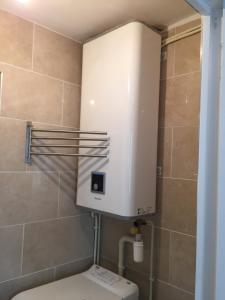 baño con aseo y armario encima en Appartement dans Le Marais, en París