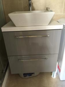 Un baño con lavabo y encimera blanca. en Appartement dans Le Marais, en París 16 fotos más