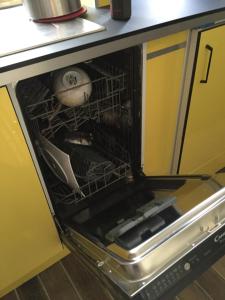 パリにあるアパルトマン ダン ル マレのオープン食器洗い機(ボール付)
