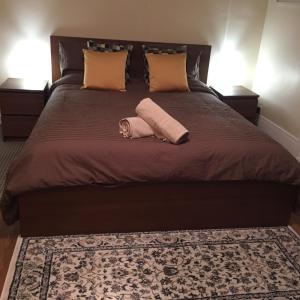 Una cama grande con una toalla enrollada. en Appartement dans Le Marais, en París