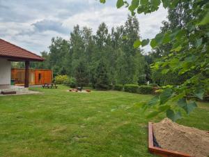 a yard with a picnic table and a bench at Motýlek chata Sedmička in Borušov
