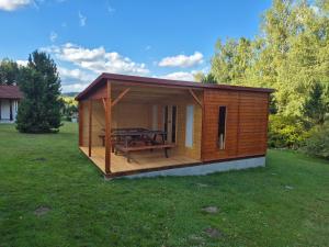 a log cabin with a picnic table in a yard at Motýlek chata Sedmička in Borušov +5 photos