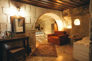 a living room with a couch and an archway at Tale Cave İnn in Ürgüp