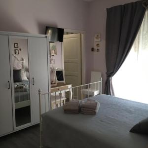 a bedroom with a bed and a dresser and a mirror at La Maison Sabina in Passo Corese