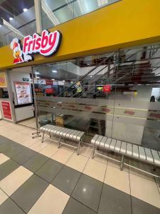 a store aisle with empty shelves in a store at Suite de hotel dentro centro comercial in Cartago