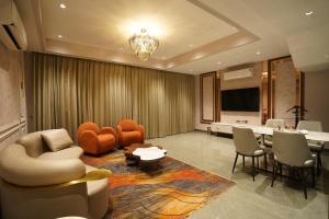 a living room with chairs and a table and a conference room at Fortune Park Orange, Sidhrawali, Gurugram - Member ITC Hotels' Group in Bhiwadi