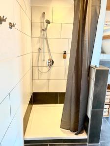 a shower with a shower curtain in a bathroom at Gemütliche Landhauswohnung in Bad Saulgau