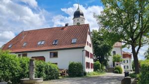 a large white building with a clock tower at Gemütliche Landhauswohnung in Bad Saulgau