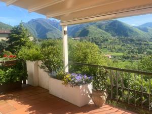 a balcony with flowers and a view of a mountain at La Terasa del Cichino in Roe