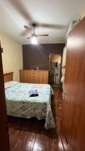 a bedroom with a bed and a ceiling fan at A área Orioli in Jardinópolis +25 photos