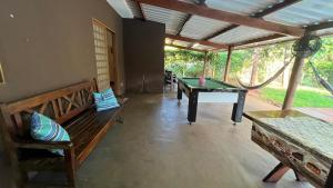 a living room with a ping pong table and a ping pong table at A área Orioli in Jardinópolis