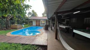 a backyard with a swimming pool and a deck at A área Orioli in Jardinópolis