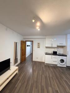 an empty kitchen and living room in a apartment at Zerka Centro in Valencia