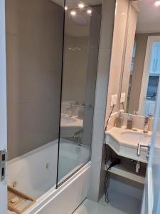 a bathroom with a shower and a sink at Green Park Solanas Monoambiente Punta del Este in Punta del Este