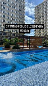 a sign that reads swimming pool is closed every monday at Skyline Studio Marigondon in Marigondon
