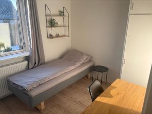 a small bed in a room with a window at Herning Nord - Tjørring Beds in Herning