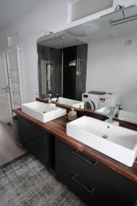 a bathroom with two sinks and a large mirror at Ferienwohnung Lerchenstraße in Schwerin +6 photos