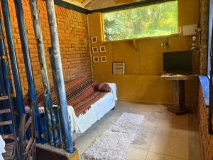 a room with a bench in a brick wall at Casinha Rústica de Paty in Paty do Alferes +28 photos