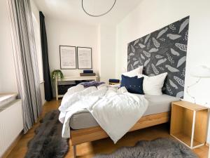 a bedroom with a bed with a black and white wall at City Pension in Reichenbach im Vogtland