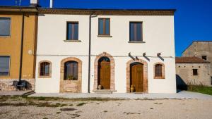 a white building with brown doors and windows at Risorta Ponente in Boiano