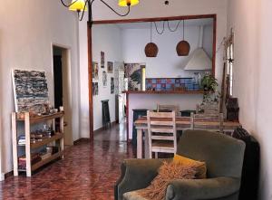 a living room with a table and a dining room at Casita Eureka in San Antonio de Areco