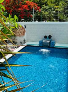 a swimming pool with a fountain in the middle at The Quetzal in Cancún +102 photos