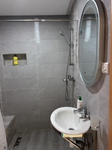 a bathroom with a sink and a mirror at Appartement Haut standing in Mohammedia