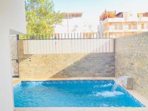 a swimming pool with a water fountain at Villa Dream in Luxor