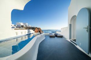 a view of the infinity pool on the roof of a house at Pegasus Villas in Imerovigli