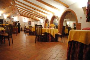 a restaurant with tables and chairs in a room at Chalet Vecchio Rifugio - Monte Amiata in Castel del Piano