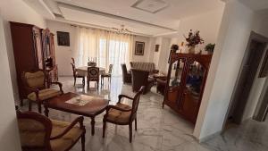 a living room with a table and chairs at Apartment in secure residence in Constantine