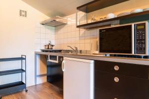 a kitchen with a sink and a microwave at Studio Kweepeer in Ruinerwold