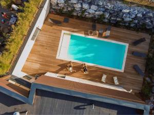 an overhead view of a swimming pool on a house at HEJMO Hostel in Hossegor