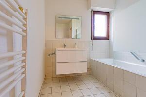 a bathroom with a sink and a tub and a mirror at Le 28 C chouette - Spacieux - Box privé - Ascenseur - Centre in Dijon +22 photos