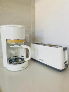 a coffee maker and a toaster on a counter at CostaFlo in Gran Alacant