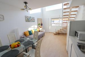 a kitchen and living room with a table and a couch at CostaFlo in Gran Alacant