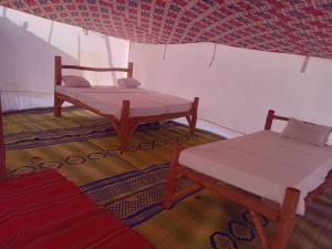 a room with two chairs and a table in a tent at Etoile du Désert de Lompoul in Kébémèr