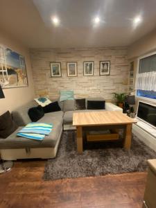 a living room with a couch and a table at Haus Ferienglück in Zadelsdorf