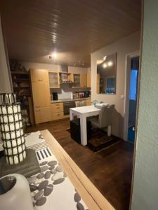 a living room with a table and a kitchen at Haus Ferienglück in Zadelsdorf