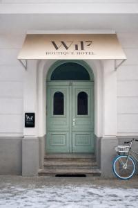 a bike parked in front of a green door at Wil7 Boutique Hotel in Berlin