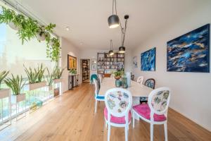 a dining room with a table and chairs at GIULIVETO Bed and Breakfast in Foligno