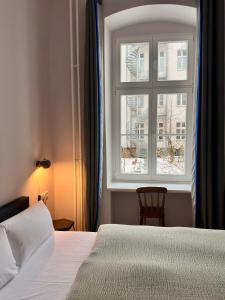 a bedroom with a bed and a window at Wil7 Boutique Hotel in Berlin